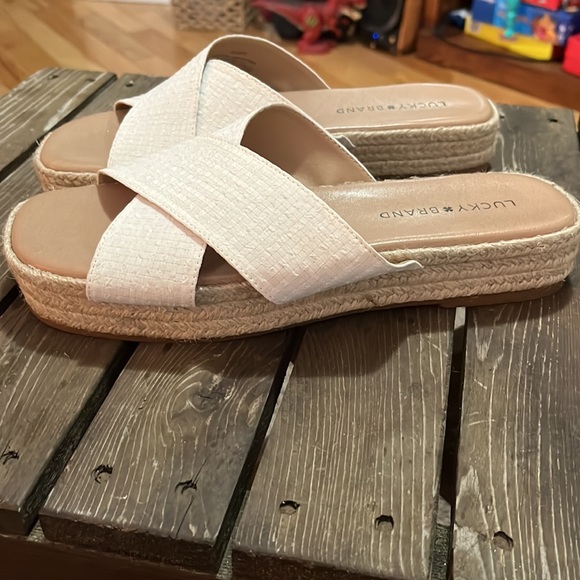 Lucky Brand Strappy Sandal-Size 8 - Picture 2 of 3